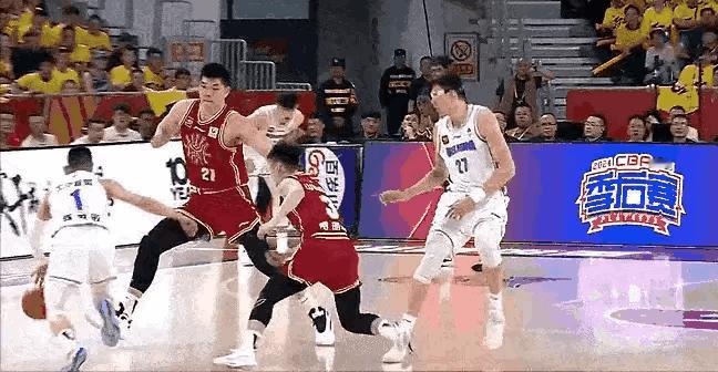 曾凡博太年轻了，昨晚居然想隔扣刘传兴。如果他忘记了常规赛王少杰上篮时被...