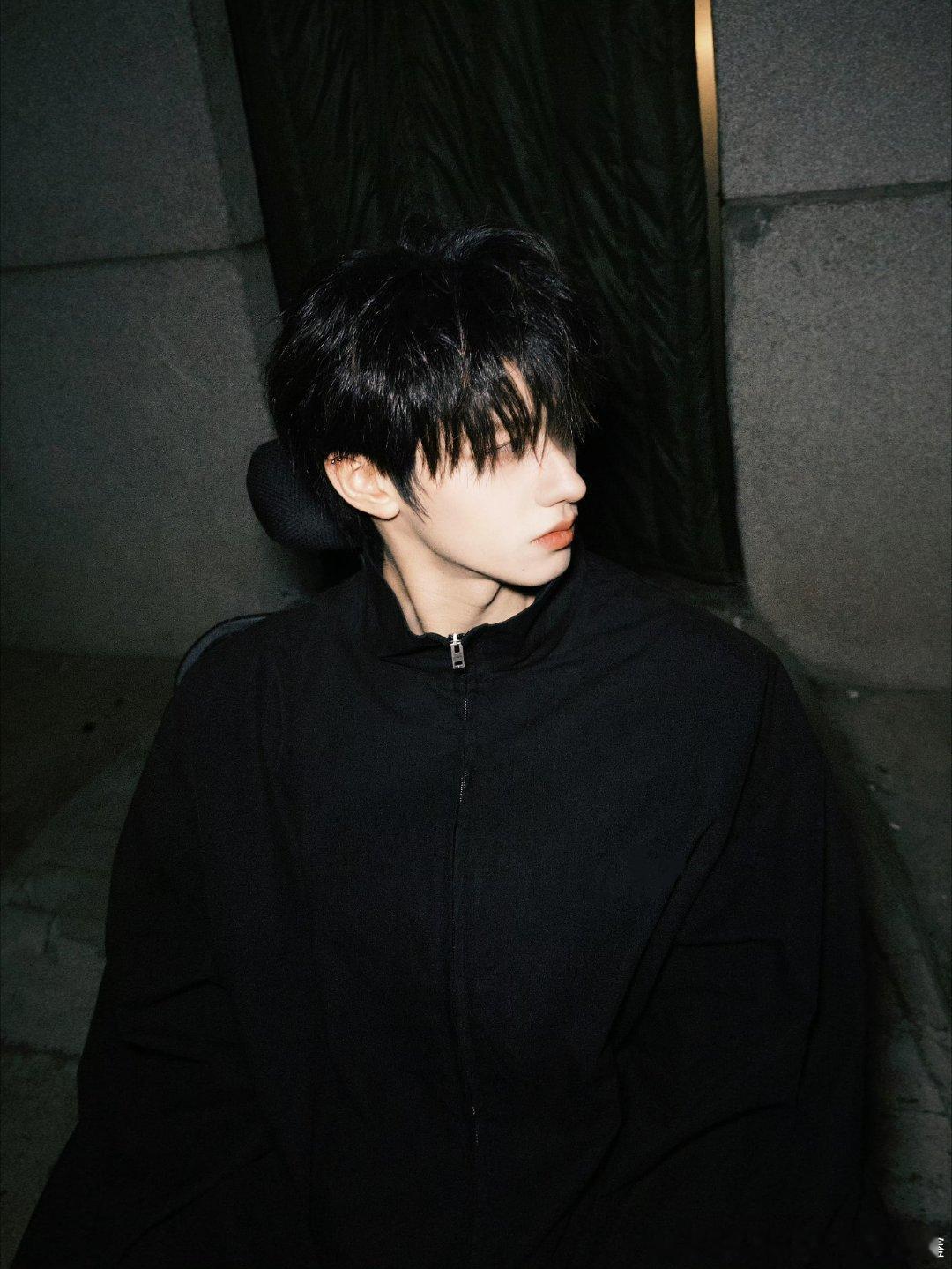 #与朱志鑫共赴韶华#和鑫鑫一起过中秋，今天的月亮超级亮，大家吃月饼了吗 ​