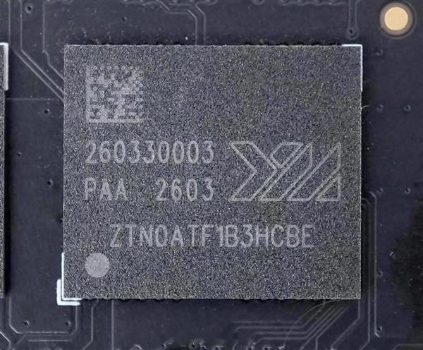 长江存储进军高速移动内存市场，9600MT/s LPDDR5X计划曝光[并不简单]

产品计划与量产目标

• 10月23日消息，据报道，长江存储正在开发速率高达9600MT/s的LPDDR5X内存，并计划在武汉Fab 3工厂实现量产。

• 这是这家NAND闪存巨头首次将自研DRAM推向高速移动内存赛道，直接对标三星、美光等国际巨头。 ​