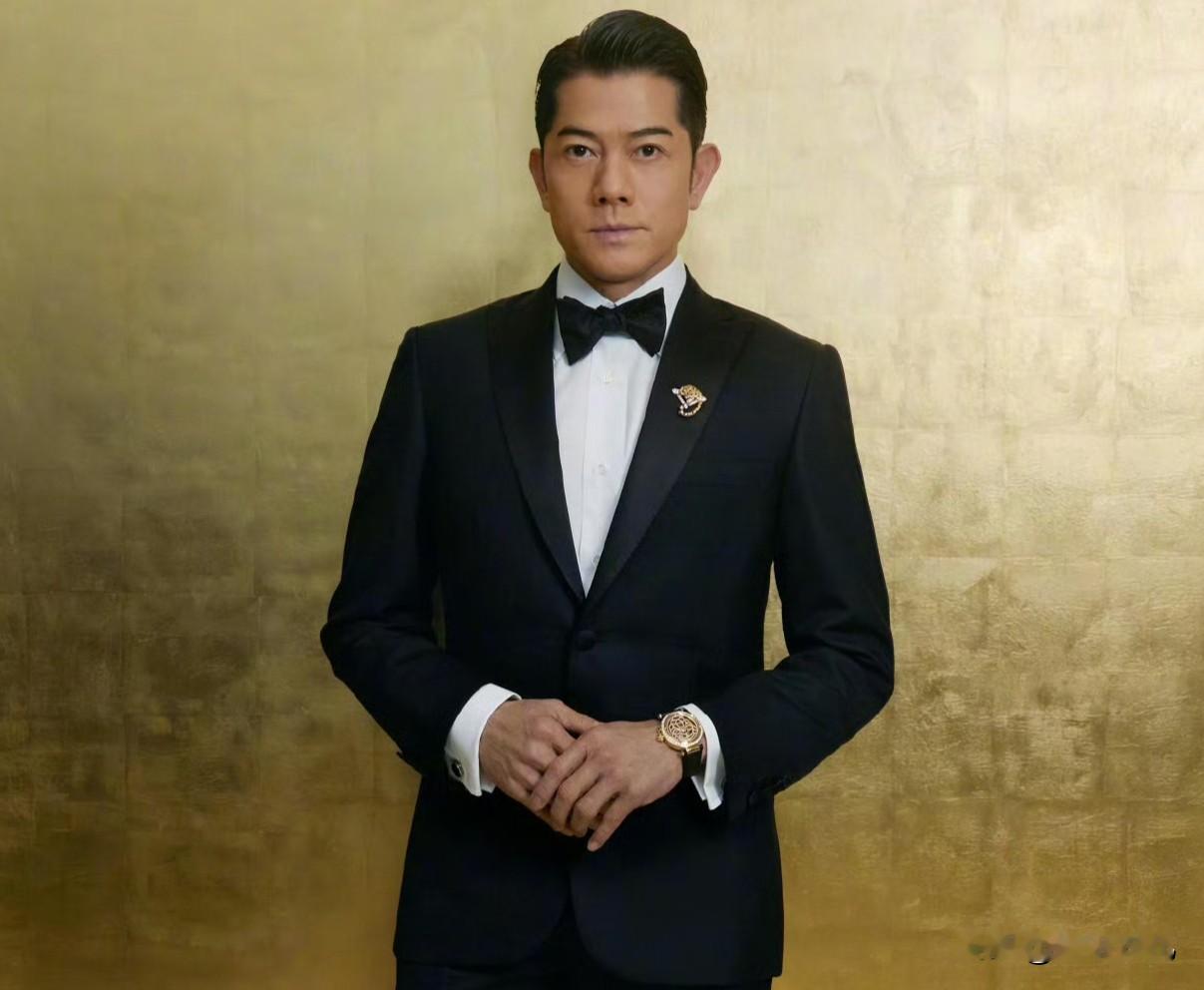 郭富城谈育儿：成绩不如健康重要！担心女儿读书变近视！


郭富城近日受访坦言，两个女儿就读名校却拒当“鸡娃爹”。他直言不想女儿只顾读书变近视，更看重自由成长。郭富城又要让孩子读书又怕孩子近视，太矛盾了。郭富城作为一位好父亲，担心孩子身体放在第一位也能理解！

四大天王私下不聊演艺只交流“育女经”，这