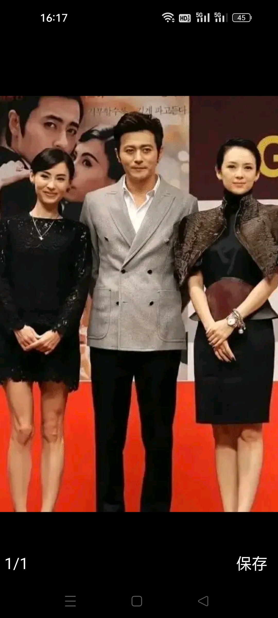 张柏芝和章子怡，中间的帅哥是谁忘了