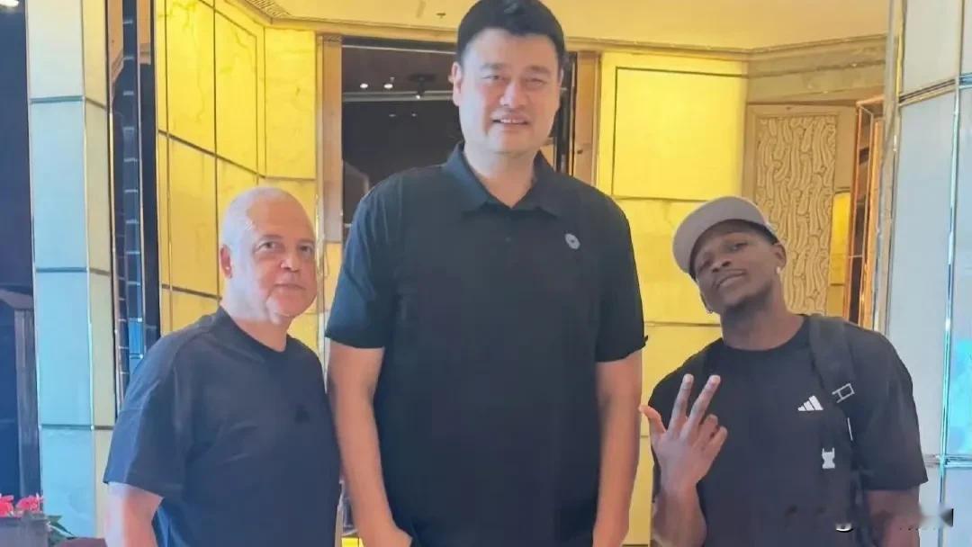 爱德华兹如果不是在打篮球的话，他跟美国街头混混没有什么区别。  森林狼...