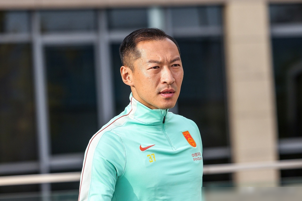 37岁吴曦踢满全场，17岁的万项却在贝尔格莱德红星U19连续7轮首发，刚在永恒德比里前插推射扳平比分。
一边是亚洲杯征召老将的呼声，一边是留洋小将实打实的联赛数据。万项全场跑动12公里，全队第一，本赛季已经3球3助，从6号位一路前移到攻击线。
红星青训总监原话：这小子是近二三十年最有天赋的中国球