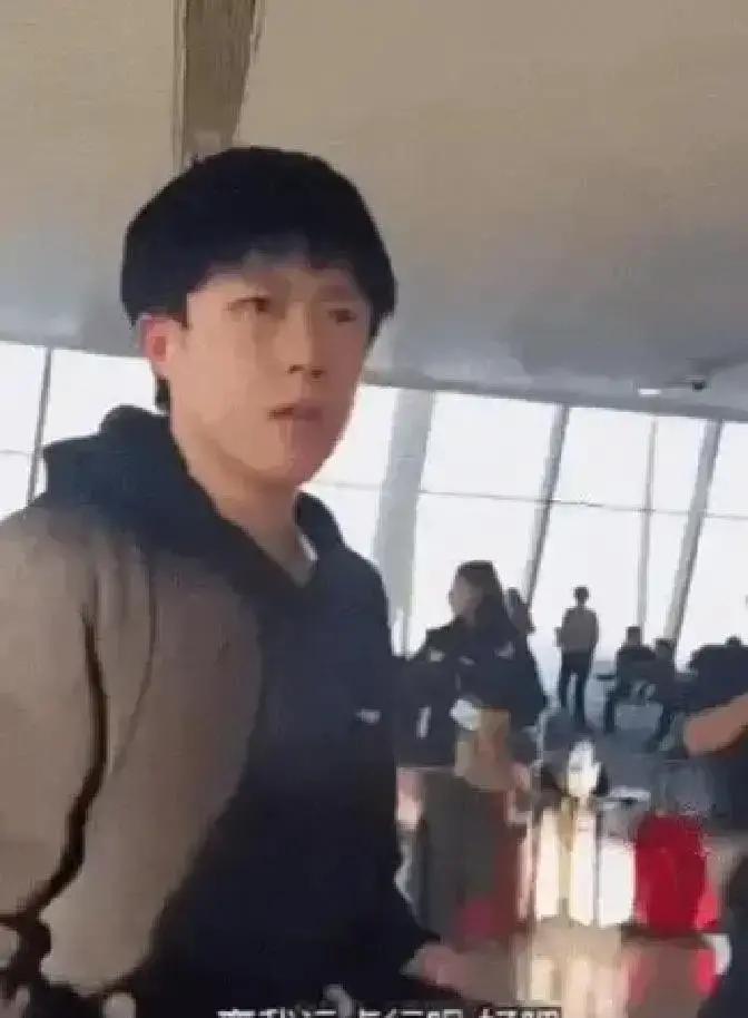 王楚钦这个人，什么都好，球打得好，人长得也帅，但有一个“缺点”，估计这辈子都改不了……
就是太有边界感了！王楚钦的边界感，不是刻意高冷，是刻在骨子里的习惯，他26岁，世界排名第一，拿遍世乒赛、世界杯冠军，长相干净利落，站在球台前自带气场，可只要涉及人和人之间的距离，他永远守着自己的底线，不越界，也不
