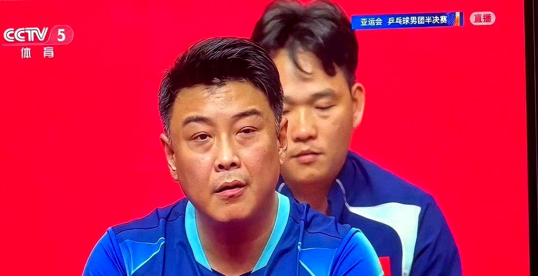 以前打球三次进奥运决赛拿三块银牌被全网骂“千年老二”，现在的王皓当了主教练，站在场边两鬓白得刺眼
 

这三四年日本那帮小将反手一拧一个准，外协全冒出来了
 

从马龙退、樊振东扛，再到王楚钦被死死研究、林诗栋要顶上来，他夜里哪能睡得踏实
 

输了比赛他不再躲镜头，直挺挺站着让拍，队员赢了他反而退