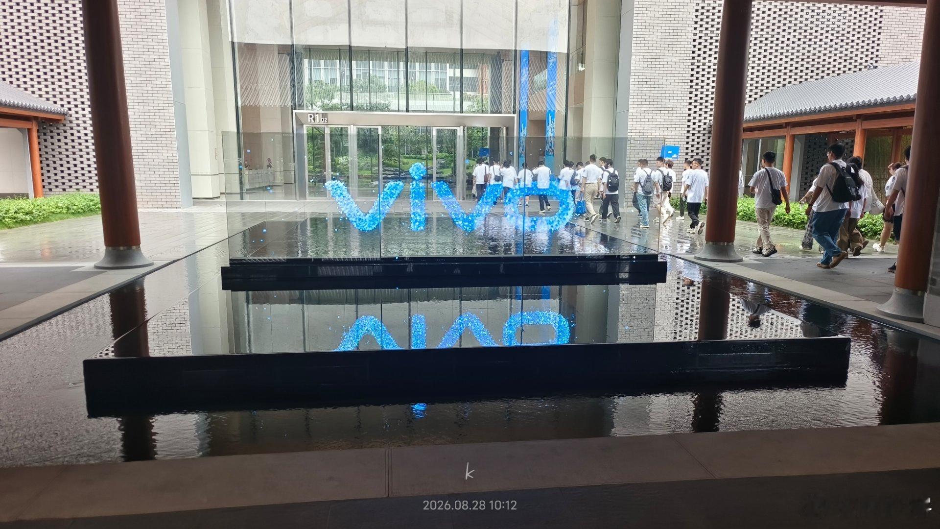#vivo[超话]##v粉顾问计划##vivo相册里的高光时刻# 大家好，我是vivo iot的用户顾问旻旼，今天呢，很荣幸来到我们的vivo总部呃，跟各路大佬以及官方的呃，我们工程师呃，还有这个优秀的顾问同学们一起来探讨关于我们vivo产品的未来，嗯，我相信，通过大家的努力vivo会越来越好，而且这次跟大家交流的过 ​