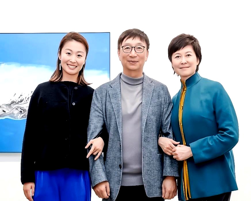 当人们说她“走了”时，屏幕里的敬一丹像是合上了一本老相册。
翻到家人那页，父母高