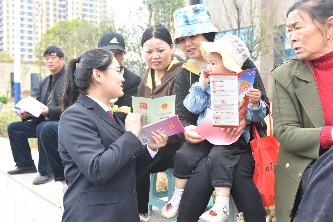 #鄂检新闻#【四百多天没等来抚养费，她等来了一场支持起诉听证会】“我和孩子的生活已经稳定下来了，感谢您们的帮助。”近日，宜昌市三峡坝区人民检察院检察官对王女士追索抚养费案电话回访。2022年，最高检与全国妇联联合开展专项司法救助，干警下沉社区时发现了王女士：她长期在前夫公司工作却未正常 ​