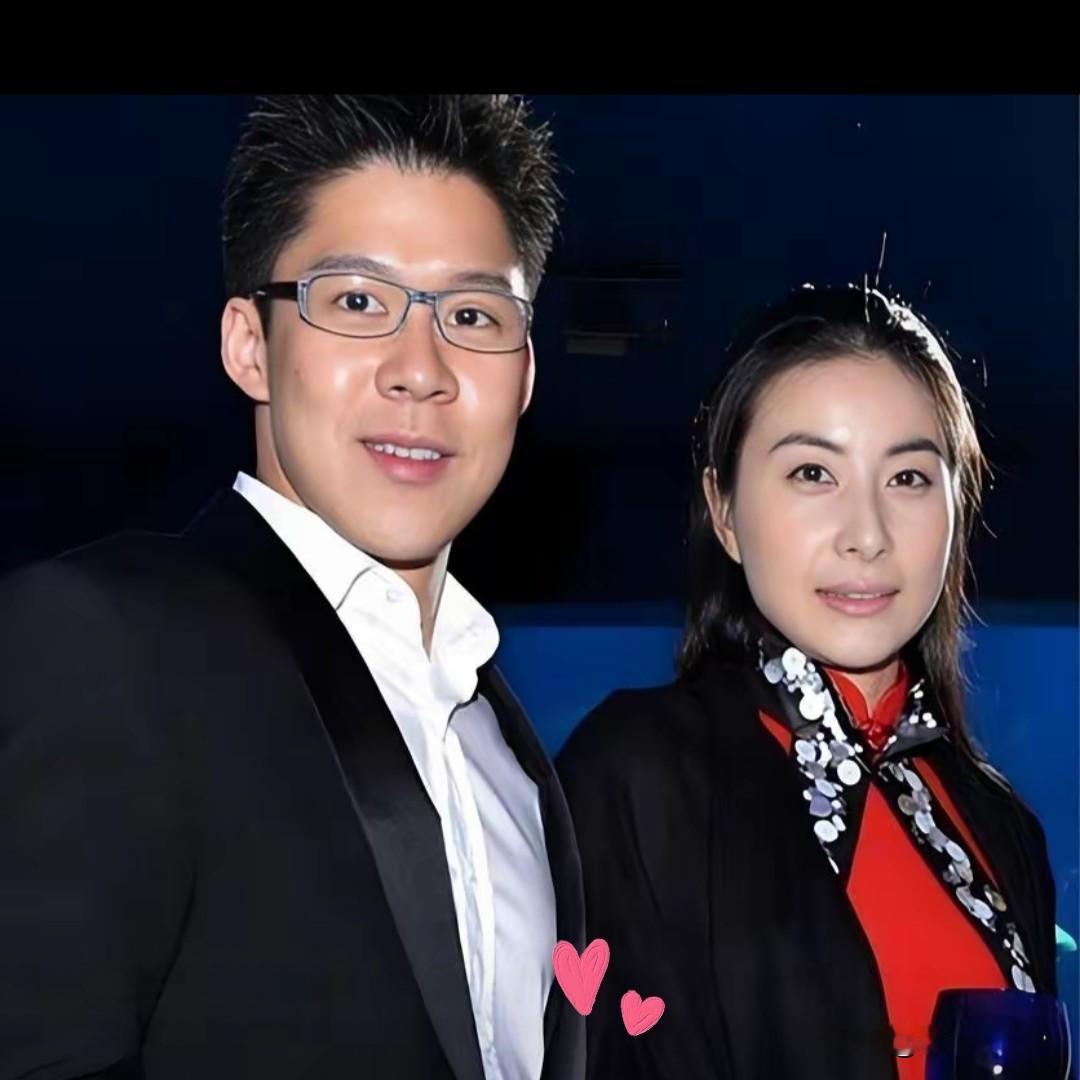 霍启刚也没想到，原本娶郭晶晶本就足够幸福了，现在幸福又升级！
 
霍启刚发文分享，亲临岭南大学，见证郭晶晶获授荣誉院士衔。站在台下看着郭晶晶接过证书的那一刻，他直言心里特别骄傲。
 
大家印象里的郭晶晶，是奥运赛场上所向披靡的跳水皇后。退役之后，她没有躺在光环里享受生活，一直心系体育事业，默默做公益