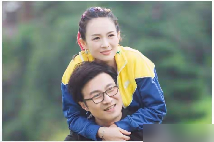 撕了章子怡十年的葛荟婕，居然公开服软了！
早些年她天天炮轰章子怡，说对方抢老公、立后妈人设，全网都骂她情绪化像祥林嫂。章子怡靠着对继女小苹果的真心，坐稳了中国好后妈的名号。
这次直播葛荟婕直接认错，说当初是自己误会了。哪怕和汪峰离了婚，章子怡还十年如一日疼小苹果，俩人照样经常亲密出游，她这个亲妈