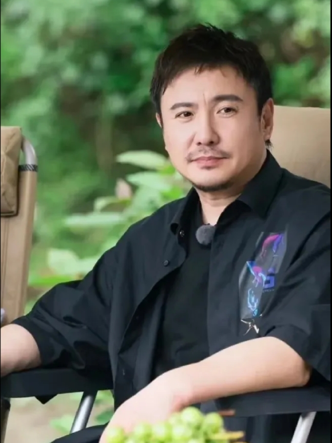 你们有没有发现
沈腾这半年多一直在家待着
他自己在节目里说的，还挨个问别人这活儿是从哪儿找的。

那期《现在就出发》，他开口问大伙最近都在忙什么。

黄景瑜、白敬亭都说在拍戏，轮到他，说自己歇了半年多了，还追问人家这活上哪儿找。

李小冉在旁边接了一句，你们还有戏拍啊。

一个是有票房有观众缘的，一