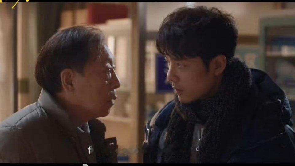 #肖战新剧差点被姜妍一电炮呼死#肖战在剧中饰演的南方医生初回东北便被姜妍用方言强势“制裁”，一句“在哽哽我就一个电炮呼4️⃣你”直接掐脖制服，他在剧中颠覆形象，卸下偶像包袱，用慌张躲闪的肢体语言塑造出“嘴笨怂萌”的天才医生形象。 ​