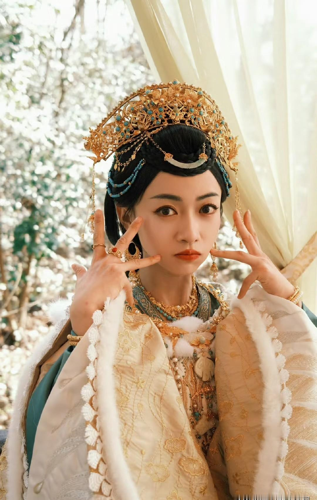 幸好《兰香如故》没让丁禹兮搭吴谨言，不然这戏就废了！
《兰香如故》刚在央视八套开播，但很多人不知道，这部剧最初锁定的男女主其实是丁禹兮和吴谨言，后来才换成了刘学义和谭松韵。
说真的，这个换人换得太对了。
先看女主。吴谨言身上的标签太固定了，从魏璎珞到薛芳菲再到孟廷辉，全是那种不甘委屈、有仇必报的“爽