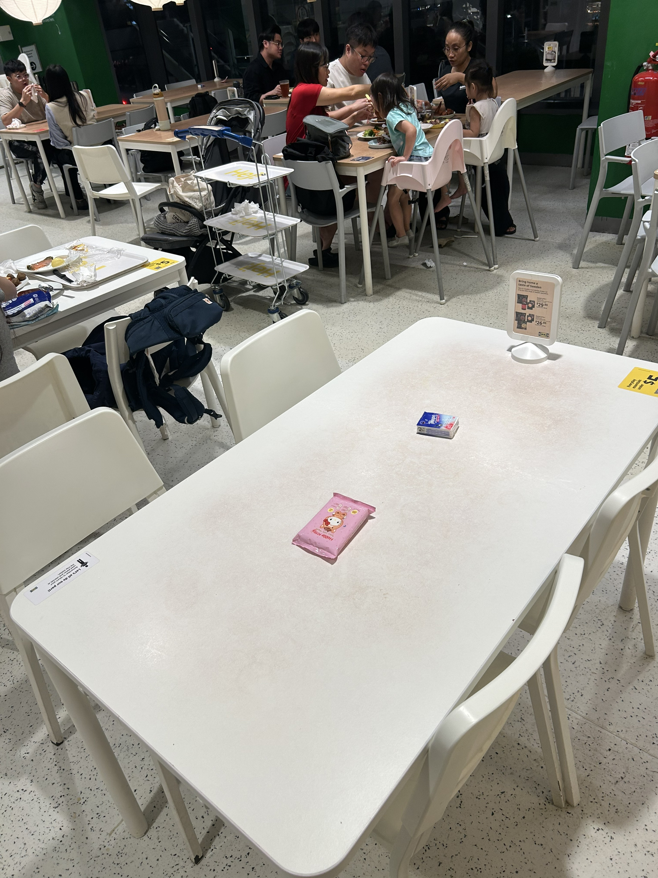 🇸🇬狮城吃饭第一课：放包纸巾占座！放包纸巾占座，全岛都认的默契😆
真实生活分享计划 新加坡旅行 占座 新加坡文化