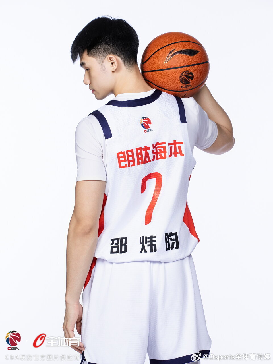 邵炜昀加盟宁波富邦队
官方公告：经与龙狮篮球俱乐部友好协商，并与球员本人达成一致，球员邵炜昀正式转会加盟宁波富邦男子篮球俱乐部，待CBA公司正式审核、公示通过后，他将代表宁波富邦男篮征战2026‑2027赛季CBA联赛。
邵炜昀，2001年1月21日出生，身高1米88，体重80公斤，司职控球后卫。出自CUBAL ​