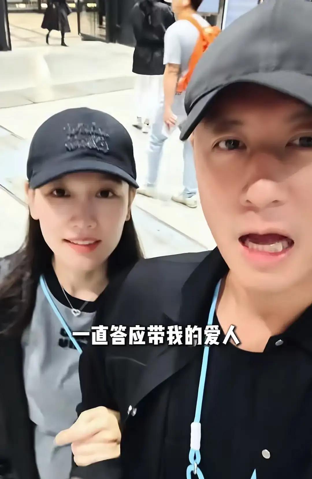 当年在娱乐圈掀起那么多感情风浪的孙骁骁，谁能想到最后被任重稳稳接住了？
两人前阵子在乌镇戏剧节待了整整五天，任重发出来的日常视频里，一句随口而出的“我的爱人”，直接把老夫老妻的踏实感拉满了。
镜头里的孙骁骁整个人松弛得不行，看任重的眼神全是依赖，完全看不出当年在名利场里左右逢源、绯闻缠身的影子。