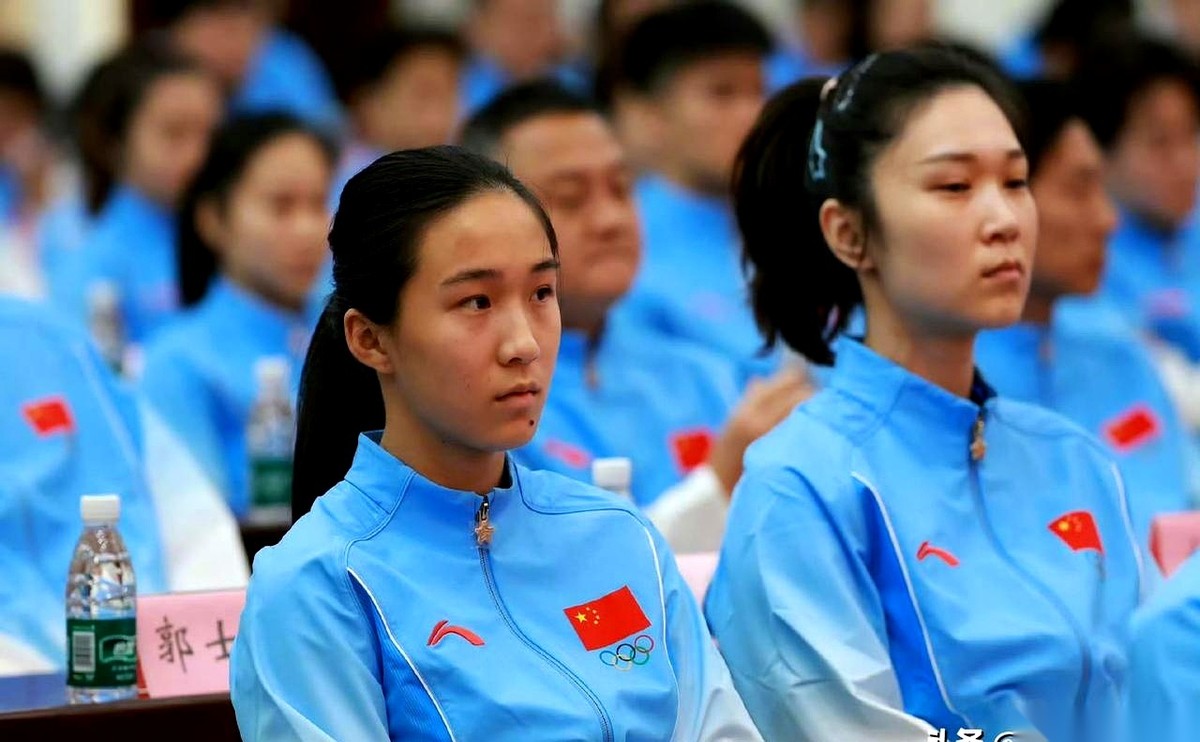 亚运会誓师大会的现场镜头缓缓扫过台下，前排座椅上一个极具反差感的同框画面，瞬间抓住了所有人的视线。
百米赛道上随时准备起飞的田径新星陈妤颉，肩膀旁边紧紧挨着的，竟然是中国女排后防线上的主力自由人王梦洁。这两个在各自赛场上风格迥异的狠角色，就这么毫无防备地并排坐在了一起。
陈妤颉安静地看着前方，但外界