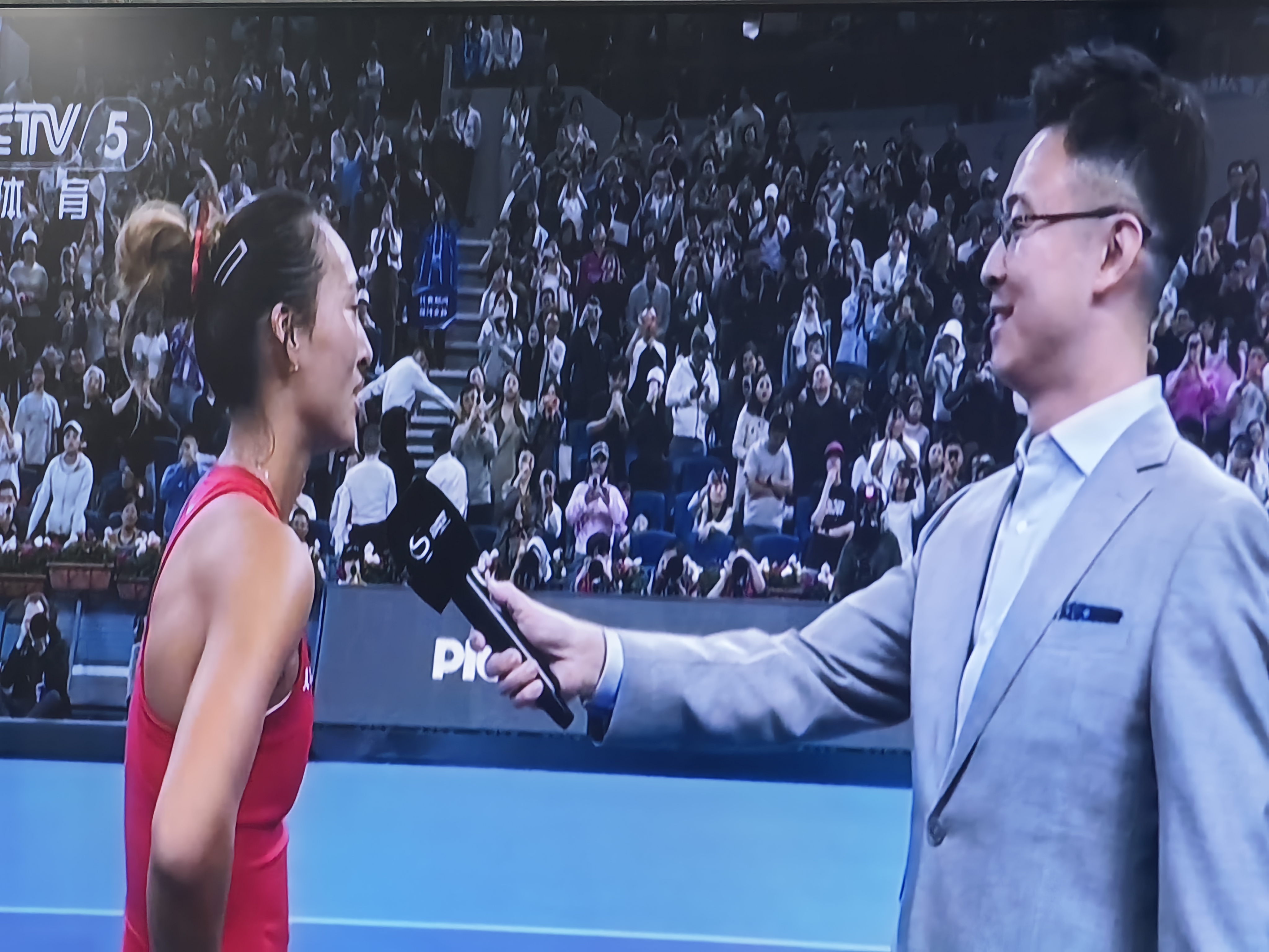 郑钦文强势2:0拿下梅尔滕斯！闯入决赛，20年中网第一人。
对手梅尔滕斯发挥出色，第二盘抢七打得十分胶着。
赛后郑钦文直言：我的成就不在此刻，而在未来。
今天这场胜利只是路上一站，她坦然称赞对手打出高质量网球，没有沉醉眼前战果，目光望向更远的赛场，继续向着更高目标稳步前行。