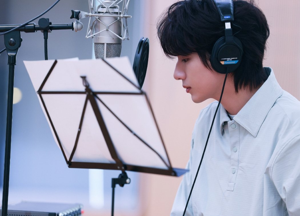 #李宏毅[超话]#LHY#李宏毅阴长黎# 

你站在那里什么都不用做，我就觉得人间很值得。你是我疲惫生活里最轻盈的一场梦。
​​​