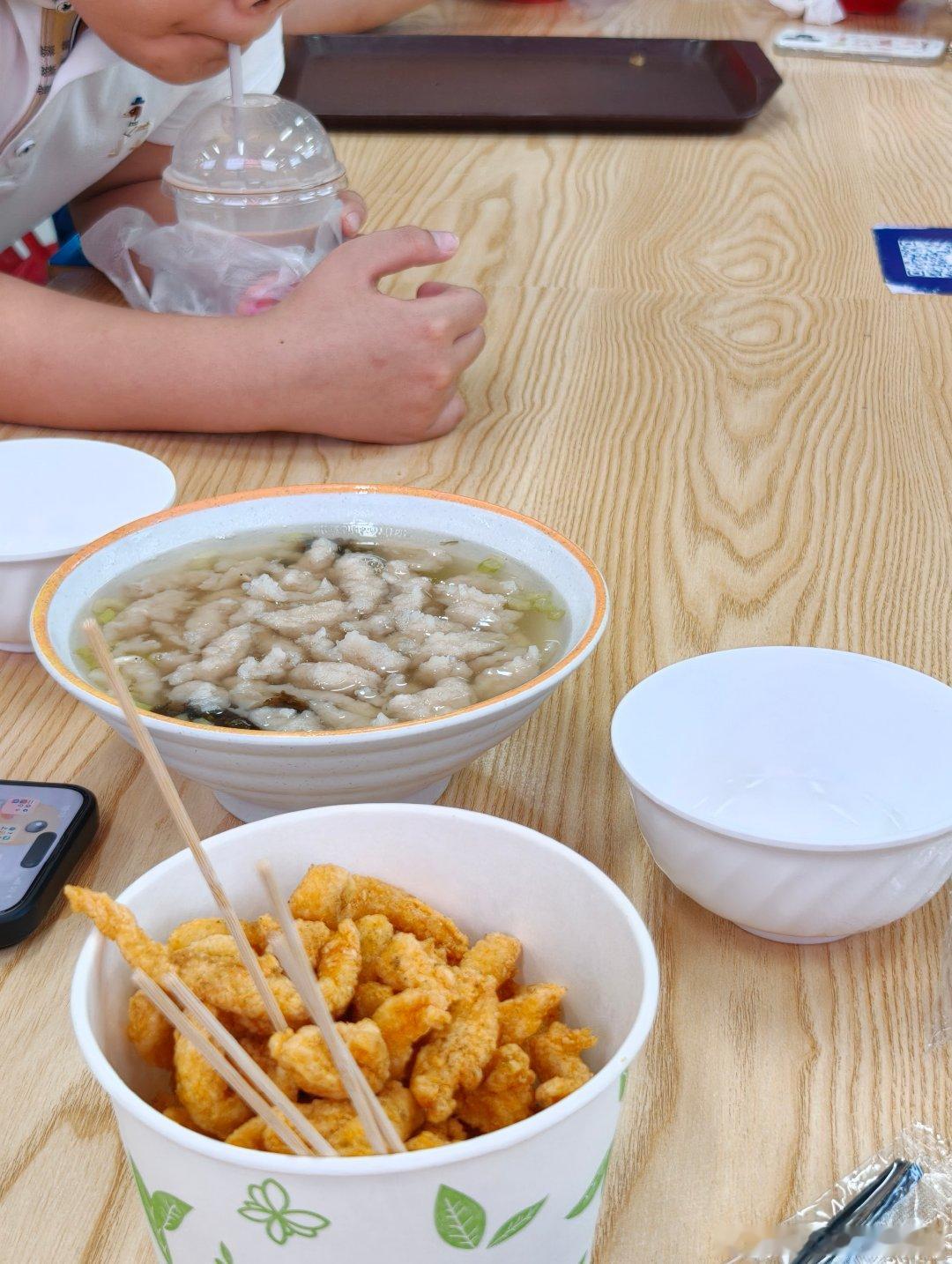 带朋友们又来恰饭了
真的好吃啊
刚吃完又钻进了小吃铺子
我们可真能吃
#每日一餐分享[超话]##张家齐说邵子恒是她第一个带回家的男人# ​