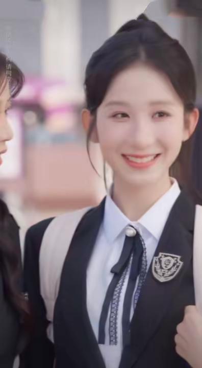 这个美女的笑容好甜好甜好甜呀！一下子就让我记住她了