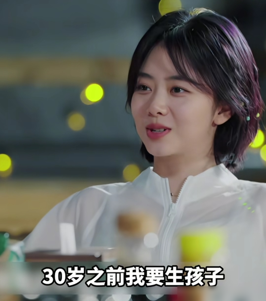 堂堂当红女星居然当众求相亲，谭松韵拉着何炅求助：身边有靠谱男士吗，给我介绍一个吧！
年少时她曾定死人生倒计时，信誓旦旦要27岁结婚、30岁生娃，如今时间早过了，感情栏还是交了白卷。
蘑菇屋饭桌上，玲花听完直呼不可思议，连夸谁娶到她是天大的福气，何炅却一针见血戳破了死穴。
人太纯粹，戏又太满。常