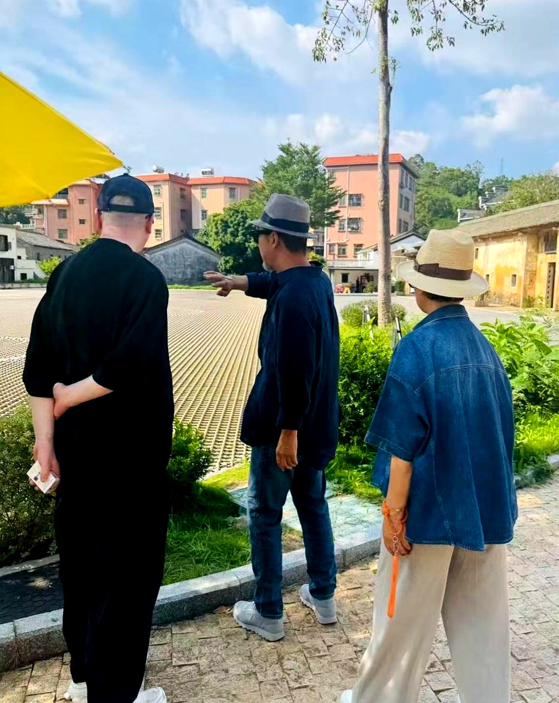 68岁的冯小刚和张国立夫妇在深圳坪山街头遛弯被路人偶遇，身边没有保镖没有助理，完全就是普通老头结伴出游的模样
 

冯小刚一身宽松黑衣服配着厚底白鞋，墨镜随手抓在手里，张国立戴着休闲礼帽穿牛仔裤，三个人一路有说有笑，身子骨看着都挺硬朗
 

年轻时在名利场里争番位、拼票房，到了快七十的年纪，下了台也
