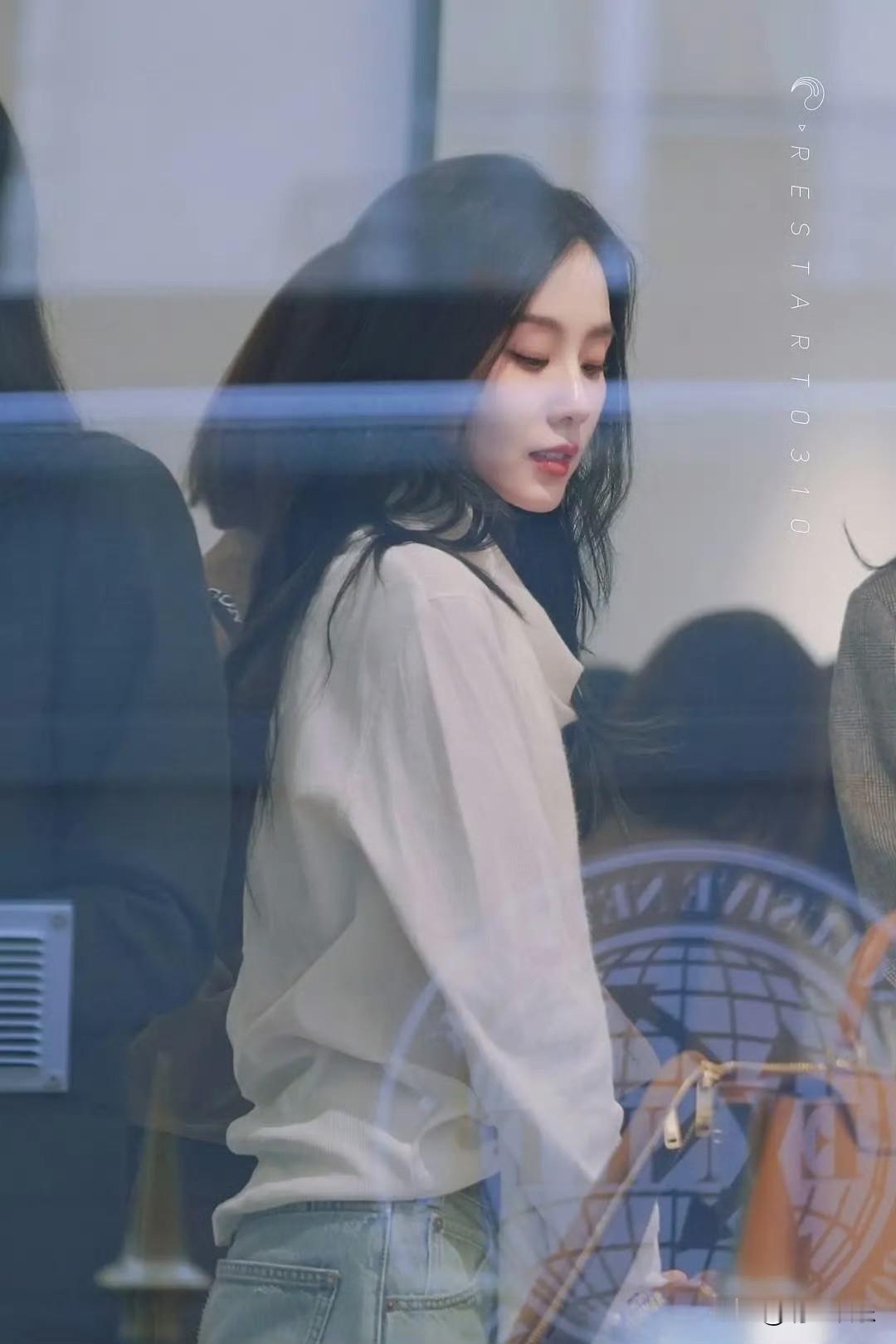 一姐真的…巴黎街头高智女主的氛围感！ 刘诗诗真的人如其名，越是基础的搭...