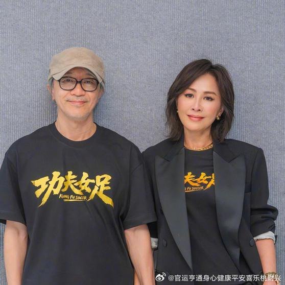 《全香港都叫他星爷，只有刘嘉玲喊星仔！周星驰罕见松口，我感慨：期待他和梁朝伟的世纪同框》全香港叫他"星爷"。就她一个人还喊"星仔"。她在《功夫女足》里客串了个"师太"。这是她和周星驰自1996年《大内密探零零发》之后，时隔三十年再次同框。 ​