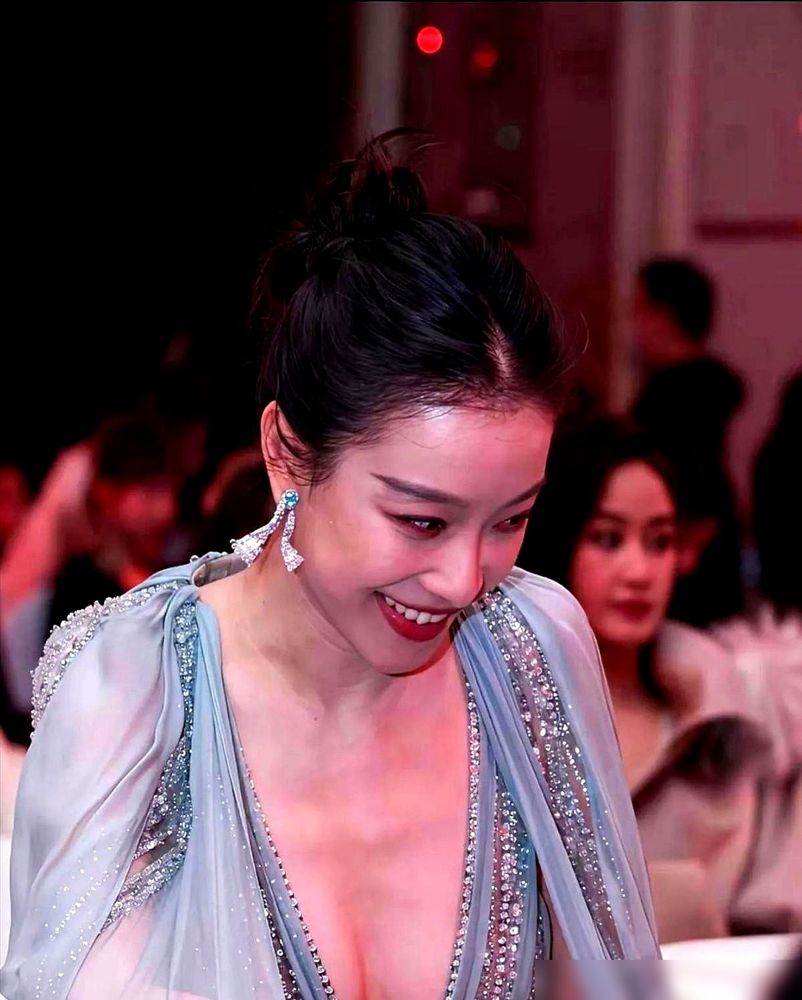 倪妮红毯上穿着那件冰蓝薄纱裙，全网都在夸松弛感，结果她本人压根不接这茬。
有记者问她怎么练出这种从容的，她说，内心平静才能感受到对手演员的情绪，不然你站在镜头前就是空的。出道13年，她最不在乎的就是红毯女神这个标签，原话是，观众记住角色就行，美貌和红毯，盖不住演员的本职。
别人挤破头抢的顶流造型