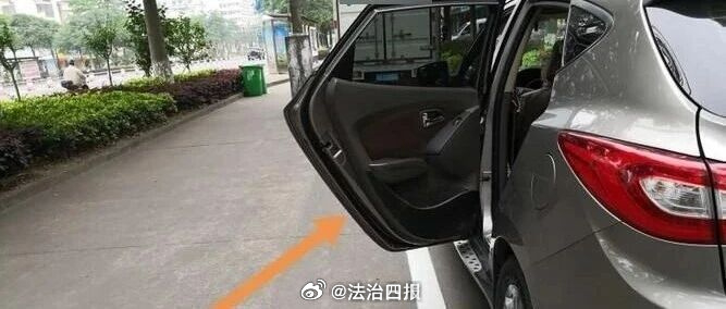 【司机等红灯让小孩下车取餐致开门杀  司机让9岁小孩下车取餐致开门杀获刑】看似寻常的路边临时停车下人，可能暗藏致命安全隐患。

山东临沂女子孙某开车等红灯时，让9岁的未成年人刘某下车前往路边店铺取餐，刘某开车门时与后方驶来的电动车发生碰撞，致使电动车驾驶人周某被撞倒，经送医抢救无效死亡 ​