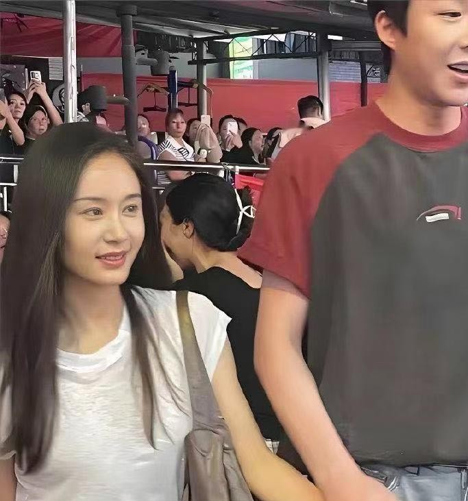 刘宇宁和王子文拍戏被偶遇，30厘米身高差牵手路透直接冲上热搜。重庆街头两人蹲路边吃串，路人镜头里她手在他掌心像个小挂件，导演杨磊那句“挂件女友”虽是调侃，却点破了这对组合的视觉密码。说白了，大家嗑的不是恋爱瓜，是那种“够不着”和“低下头”之间的自然默契。刘宇宁189，王子文159，一个不用穿高跟鞋，