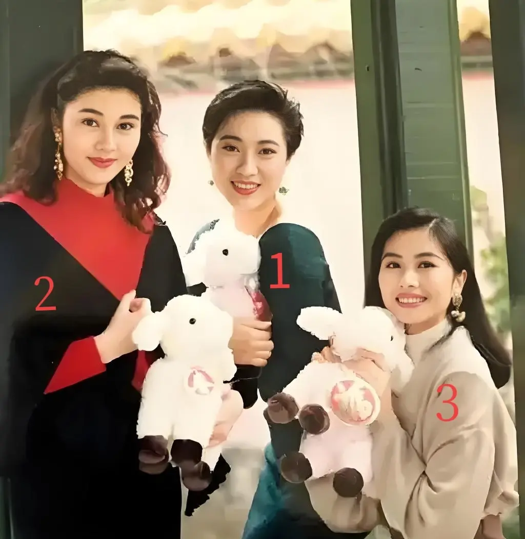 三位迷你型的大美女，2号美女抿个小嘴笑，腼腆型的，1号美女笑嘻嘻，外向...