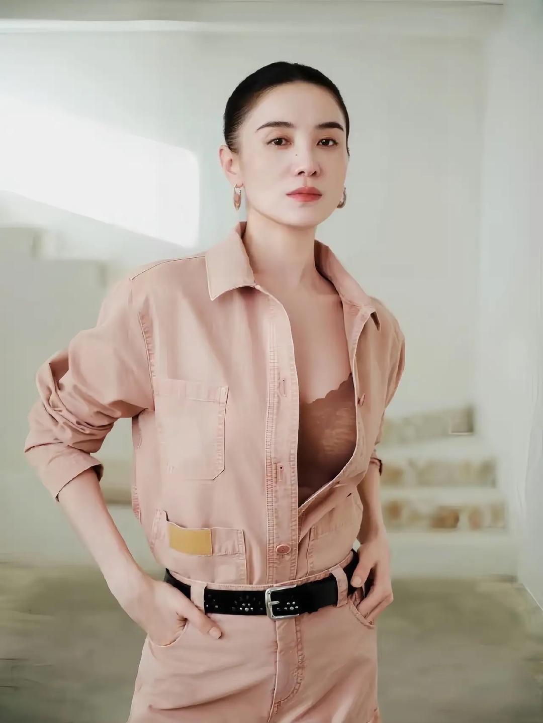宋佳的这组美照实在太有冲击力，氛围感直接拉满。她身上没有甜腻的少女感，取而代之的是独属于自己的飒爽韵味，一亮相就魅力四射。经过时光沉淀之后，气质反而愈发出彩，随便一个镜头都很有表现力。不需要繁复的造型堆砌，仅仅依靠自身的气场就足够抓人眼球，每一处神态都很有故事感，看完很难不被她这份随性又高级的个人魅