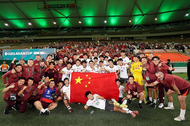 U23国足这场2比1赢朝鲜U23的球，看得人手心全是汗。
开场第27分钟就因为后防解围失误丢球，当时心都凉了半截，毕竟赛前就知道这组是实打实的死亡之组，朝鲜首发11人里有8个踢过世预赛亚洲区18强赛，全是硬茬。
没想到37岁的吴曦和29岁的张玉宁这俩超龄老将直接站出来救场，第44分钟吴曦禁区左侧挑传