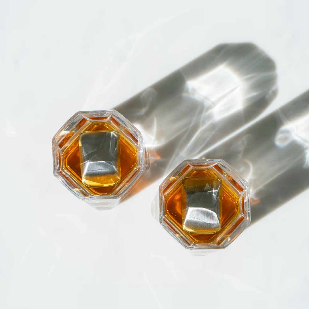 精品上新✨
特斯拉玻璃杯&冷却石套装🪨
 
灵感来自赛博越野旅行车硬朗造型
无铅玻璃杯，杯壁透亮折射光影质感
不锈钢冷却石🧊冰镇饮品不稀释
每一口都是原本的风味⚡️
 
马上登录#特斯拉在线商店#
解锁你的赛博饮用新体验📐 ​