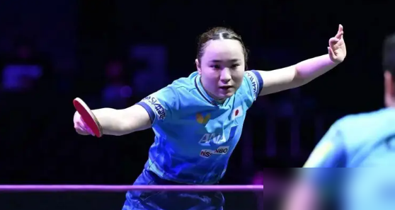 3比0，朝鲜女单全军覆没，国乒连一盘都没丢。
孙颖莎打边松景，11比5、11比5、11比7，看着轻松，赛后却说没想到。王曼昱碰金琴英，反手长胶，旋转发球全被提前算死。蒯曼更狠，三局全是11比5，车秀英一点脾气没有。
赛前马琳把朝鲜当神秘之师研究，针对每个人球路做了专项部署。孙颖莎说教练组反复强调