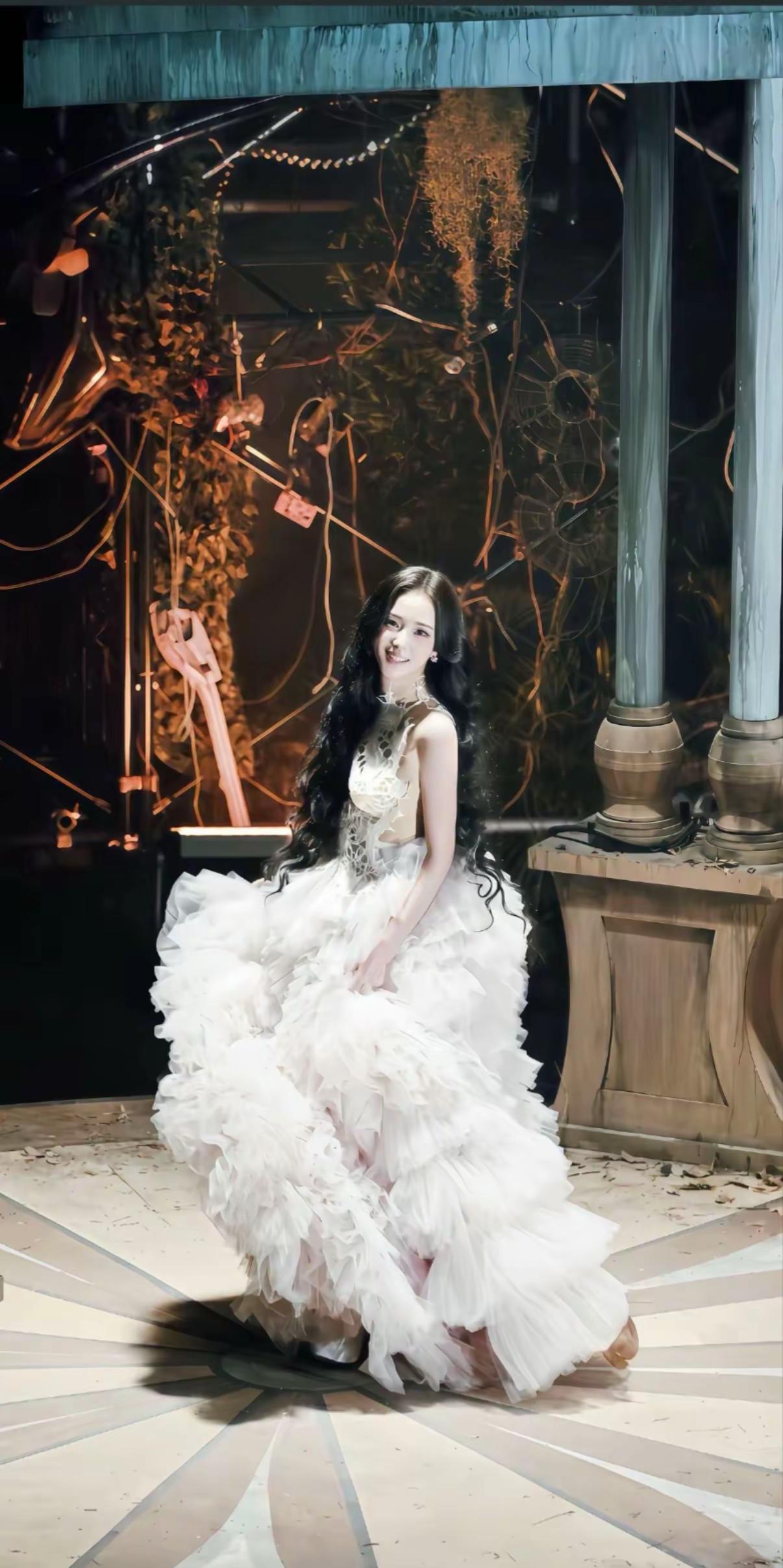 优绩主义的风还是吹到了K-pop.我们只要陪着你就好，你出歌我们听，你拍戏我们看，不管别人说什么，只要你好好的就好@JISOO 金智秀jisoo 金智秀 jisoo