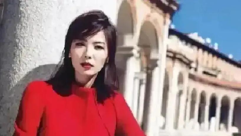 影视明星刘涛在云南拍戏期间，利用拍摄间隙与助理一起在附近闲逛。
她把那个红绒布袋放进大姐手里时，服装大姐的手下意识往回缩了一下。
“涛姐，这太贵重了，我不能收。”
“戴着玩，别介意。”刘涛语气平常，“样式适合你。”
回到酒店房间，小陈已经收拾好明天转场要用的东西。刘涛坐下来，随口问：“你说，那店主知