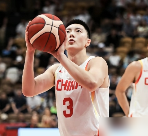 骂胡明轩上热搜的人，都欠他一句道歉！
中国男篮险胜黎巴嫩那场，杨瀚森2.2秒准绝杀成全民英雄，胡明轩因为一次扑防犯规，被网暴骂上热搜。
他全场打25分钟，只拿8分，却全程死缠对面小外援，追防、贴防、拆转换，全是没人愿意干的脏活累活，最终正负值+10全队第一。
王仕鹏说，正负值比准绝杀还值钱，赢
