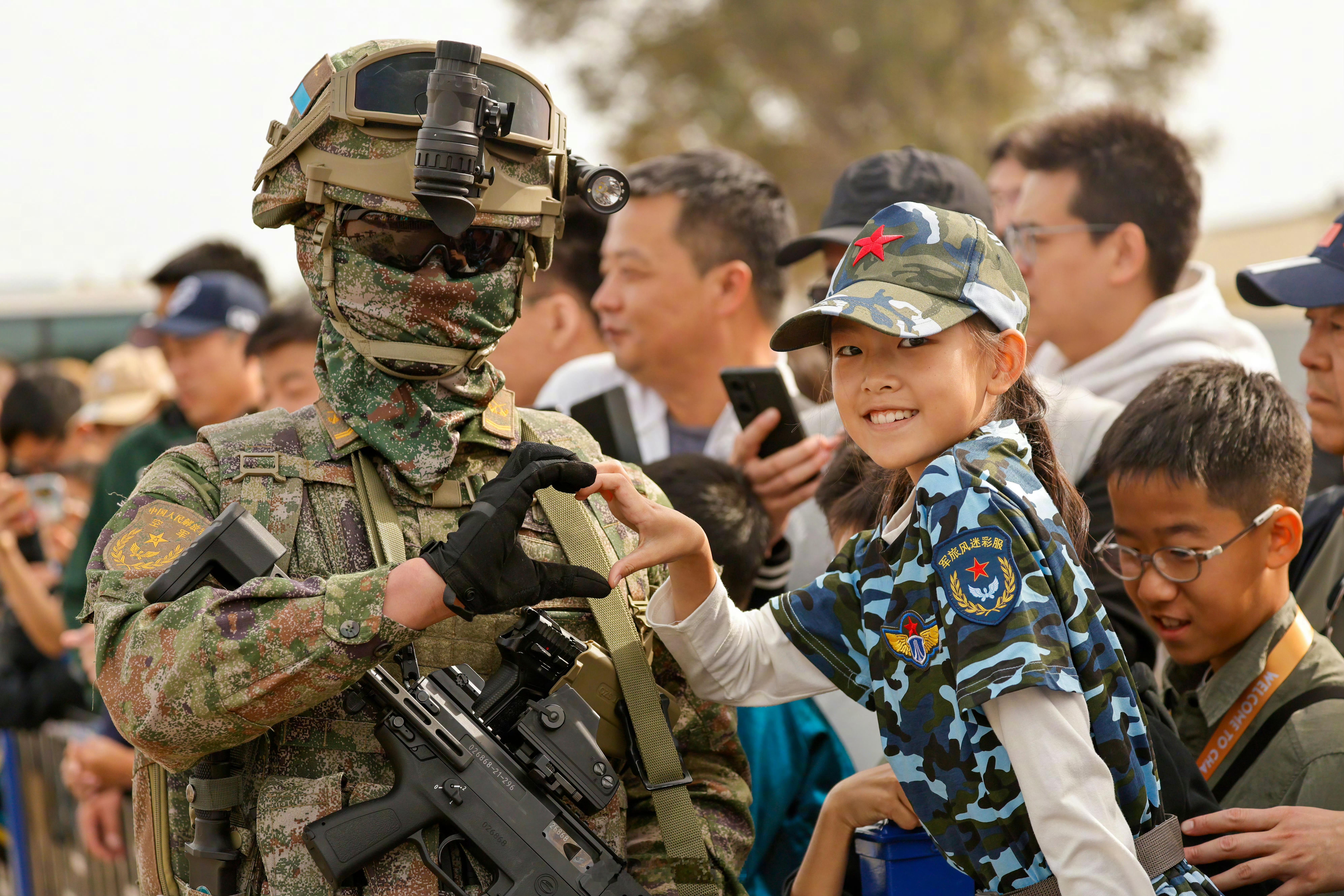 中白神鹰2026空降兵联合训练，这单筒夜视仪有点像长春航展的那款，光看长度至少可以排除是图10这款。 ​