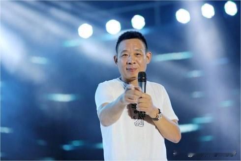 于东来给出建议，给家人的消费支出，不要超过家庭总收入的三成。
 
很多人第一眼看到这个说法，会觉得难以理解。照顾家人本来就该大方，为什么还要卡着比例去花钱。其实这个建议，本意不是劝大家对家人抠门，而是提醒普通人建立健康的家庭财务观念。
 
生活里不少家庭，会把大部分收入都投入日常开销。买东西，安排出