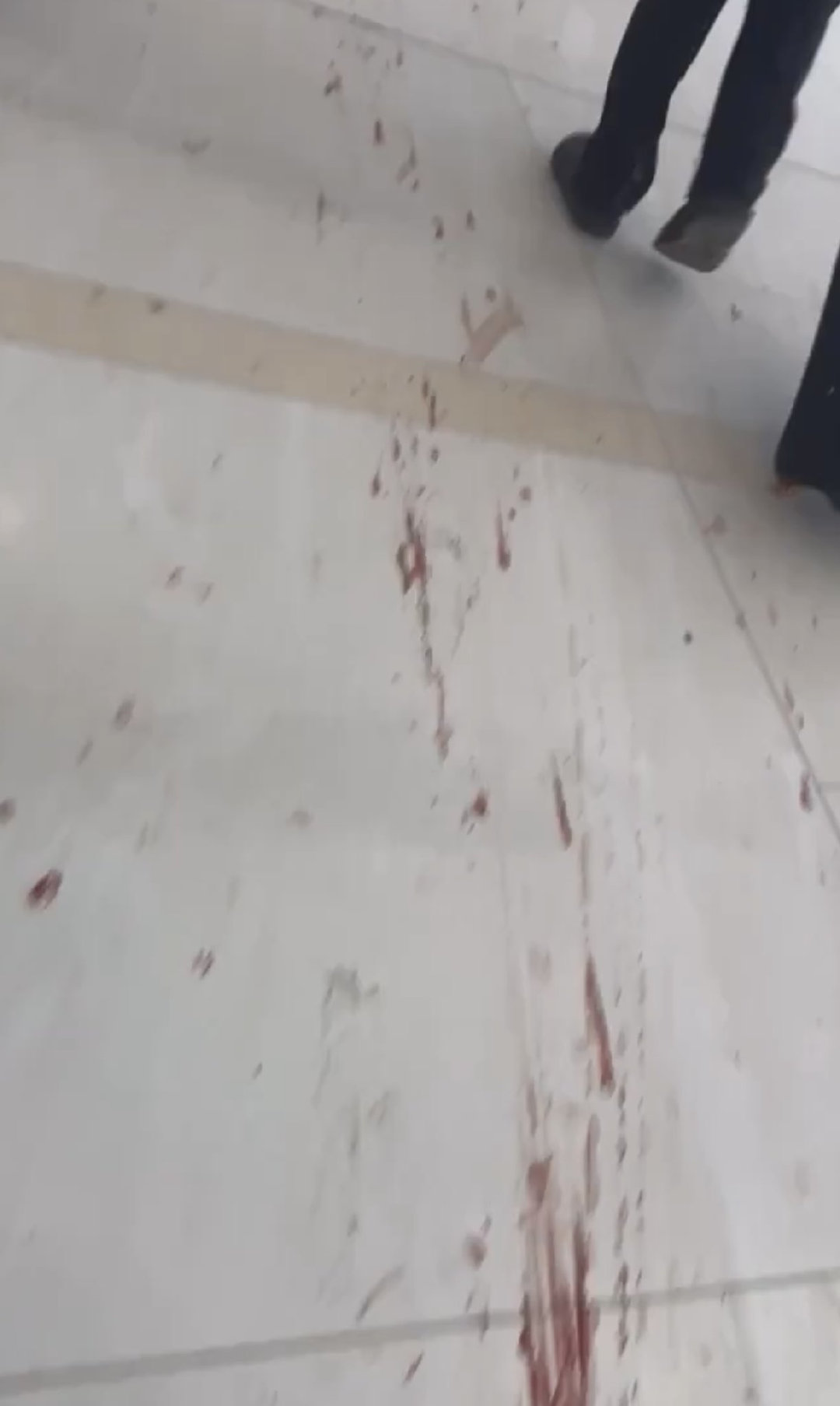 突发新闻：

胡塞导弹袭击利雅得机场客运航站楼

报道称，一枚导弹击中了沙特阿拉伯哈立德国王国际机场的3号航站楼。初步报道描述了大规模伤亡现场，血流成河。伤亡数字尚未得到确认。 ​