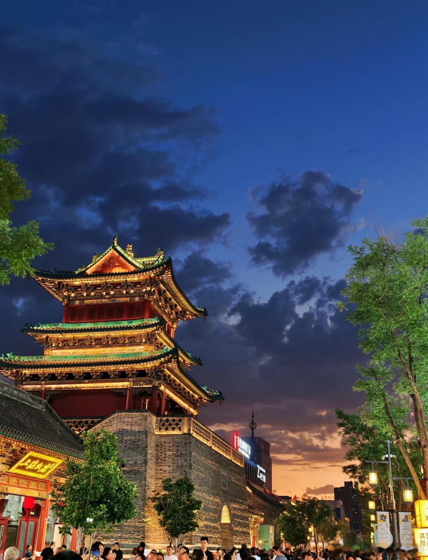 山西7天游已力竭·个人真实攻略
日均2万步，5-6点起床冲景区，早午餐没咋正经吃，一路奔波，玩了一周真的累了
但！#地上文物看山西 ，真的名不虚传
 
没有太特种兵式刷景点，现场慢慢看，碎碎念整理一份我的真实行程攻略，可供参考
 
D1｜抵达太原，住钟楼街附近
📍晚餐龙聚祥，菜好吃，刀削面一般
 
 ​