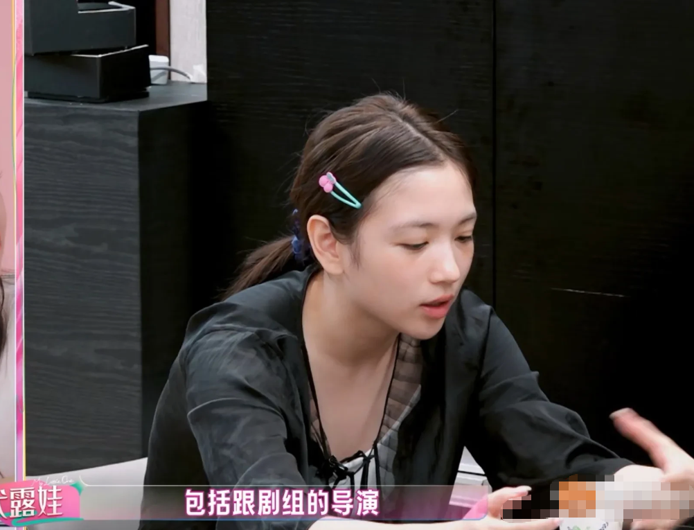 代露娃：“有一次我在剧组和导演一起吃饭的时候，我吃完就走了，结果导演把我叫到监视器面前说我没有教养，他说你知不知道所有人吃完饭后，都会说我吃好了，你们慢慢吃，只有你一个人吃完就走了。”

代露娃这段话，把娱乐圈最真实的那层权力关系，摊在了饭桌上。
她不是在吃饭，是在一个不对等的场子里，被当众上了一课