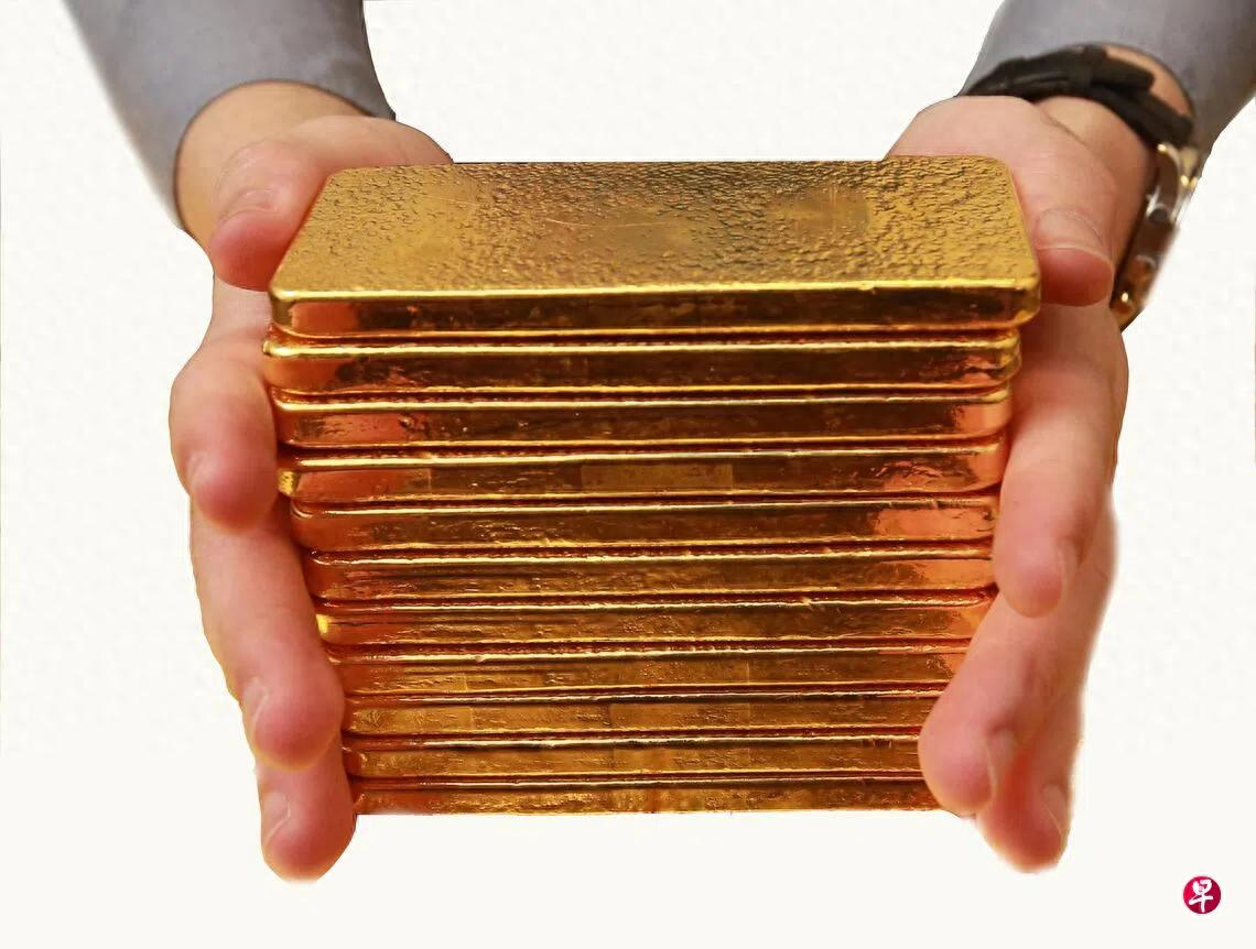 美加不能信了？荷兰86吨黄金大挪移，这信号不一般！
黄金这东西，平时看着沉甸甸的搁那儿不动，但只要一动，准有大事发生。
荷兰央行最近就悄没声儿地干了件大事——过去半年里，他们把整整86吨黄金，从美国纽约和加拿大渥太华的仓库里撤了出来，一股脑儿转移到了英国伦敦。这事儿直到9月2号才正式对外公布。
你说