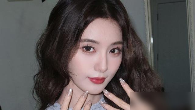 黄子韬转发只写了7个字：“希望我儿子健康长大”。没有官宣文案，没有配图九宫格，直接承认了。
徐艺洋随后直播，把底全兜了。孩子2024年剖腹产生的，现在2岁多，中国籍。网传的代孕、双胞胎，全是假的。她还解释了为啥藏两年，生完情绪不稳，不想被围观，黄子韬也就顺着她瞒。
回头看时间线，官宣恋情、领证、