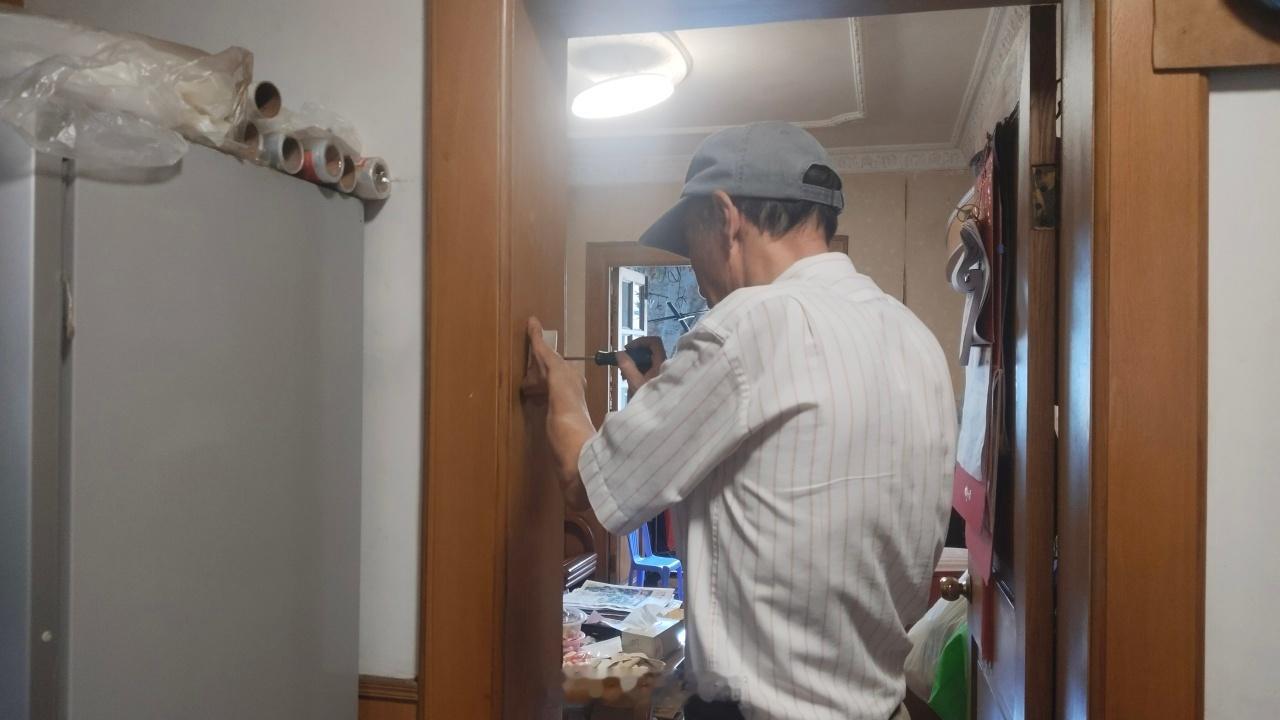 盛夏持续高温，闷热天气让居家用电、日常家电频频“闹脾气”。在百丈街...