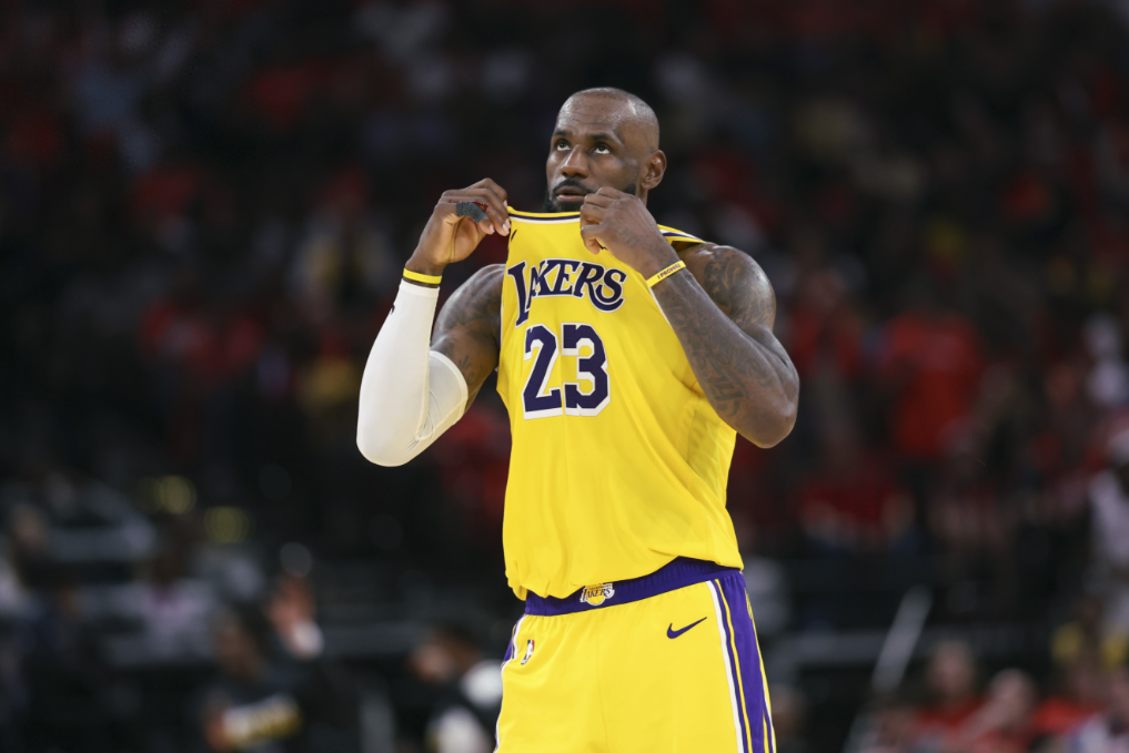 炸了！詹姆斯彻底拉胯🔥 连续两场8失误，被火箭逼出生涯最差季后赛，谁...