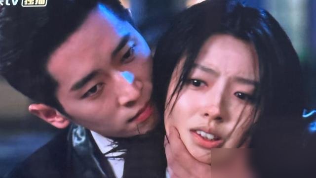 虞昶轩搓着麻将就把人抢了，观众却说没性张力。
《玉簟秋》开播，丞磊演的军阀少帅，麻将桌出场确实松弛，全网都在刷这镜头。可一到跟徐若晗的强取豪夺戏，弹幕全在喊“像班主任训话”。
对比《良辰好景知几何》，同样是民国虐恋，那边一个壁咚都让人脚趾抓地。这边浴缸做梦都拍出来了，热搜也上了，丞磊现场来一句“